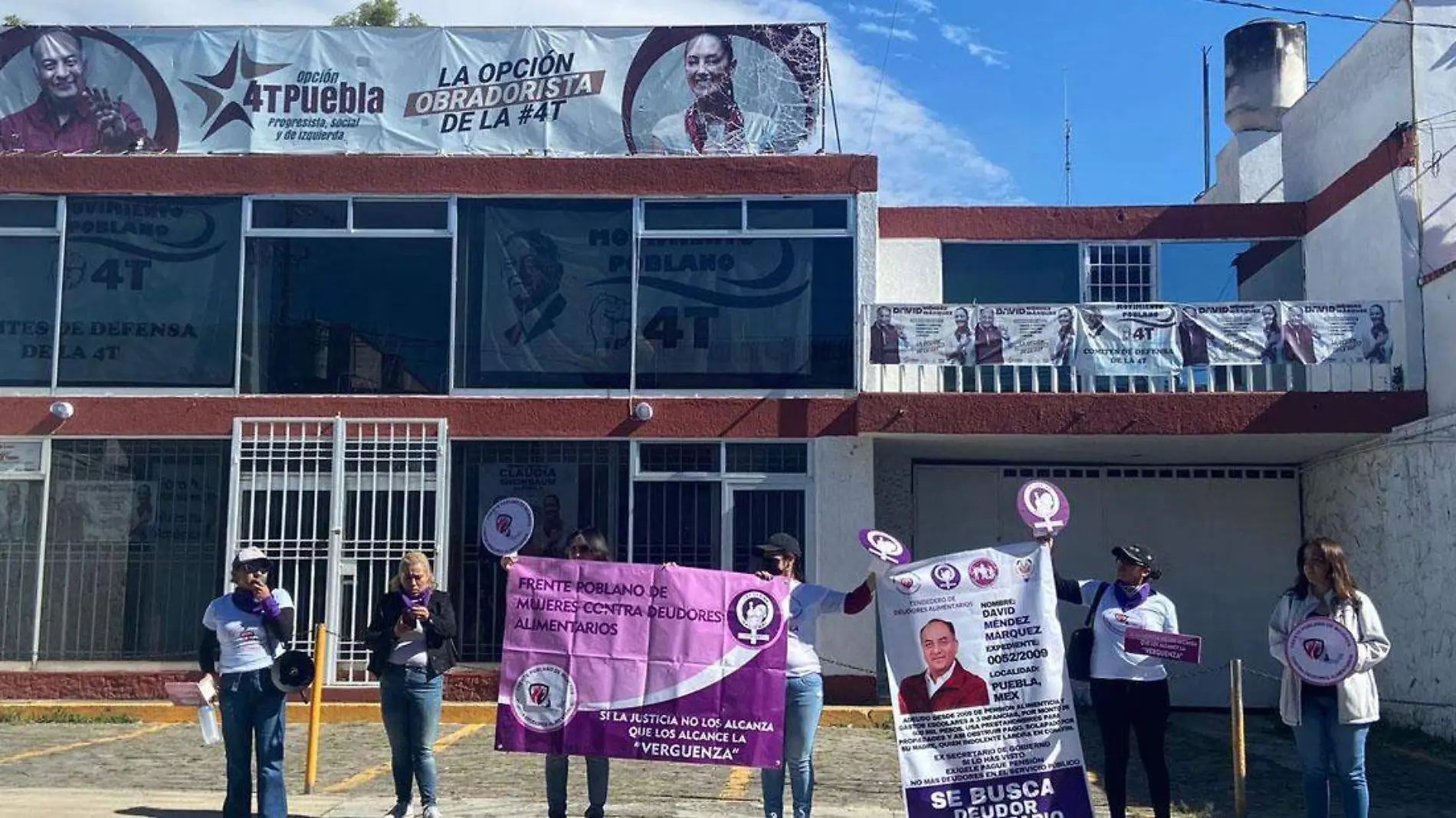 Frente Poblano de Mujeres Contra Deudores Alimentarios se manifestó en la casa de gestión del Movimiento Poblano de la 4T,